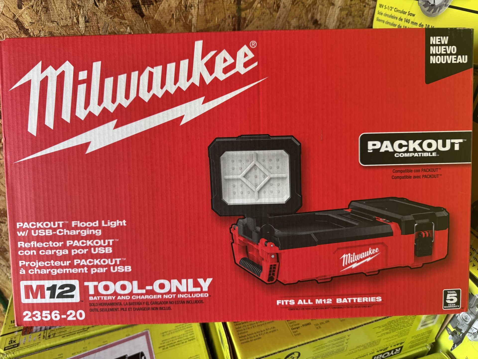 Milwaukee M12 Cordless PACKOUT Flood Light - USB Charging