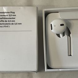 Apple EarPods Headphones with 3.5mm Plug, Wired Ear Buds with Built-in Remote to Control Music, Phone Calls, and Volume