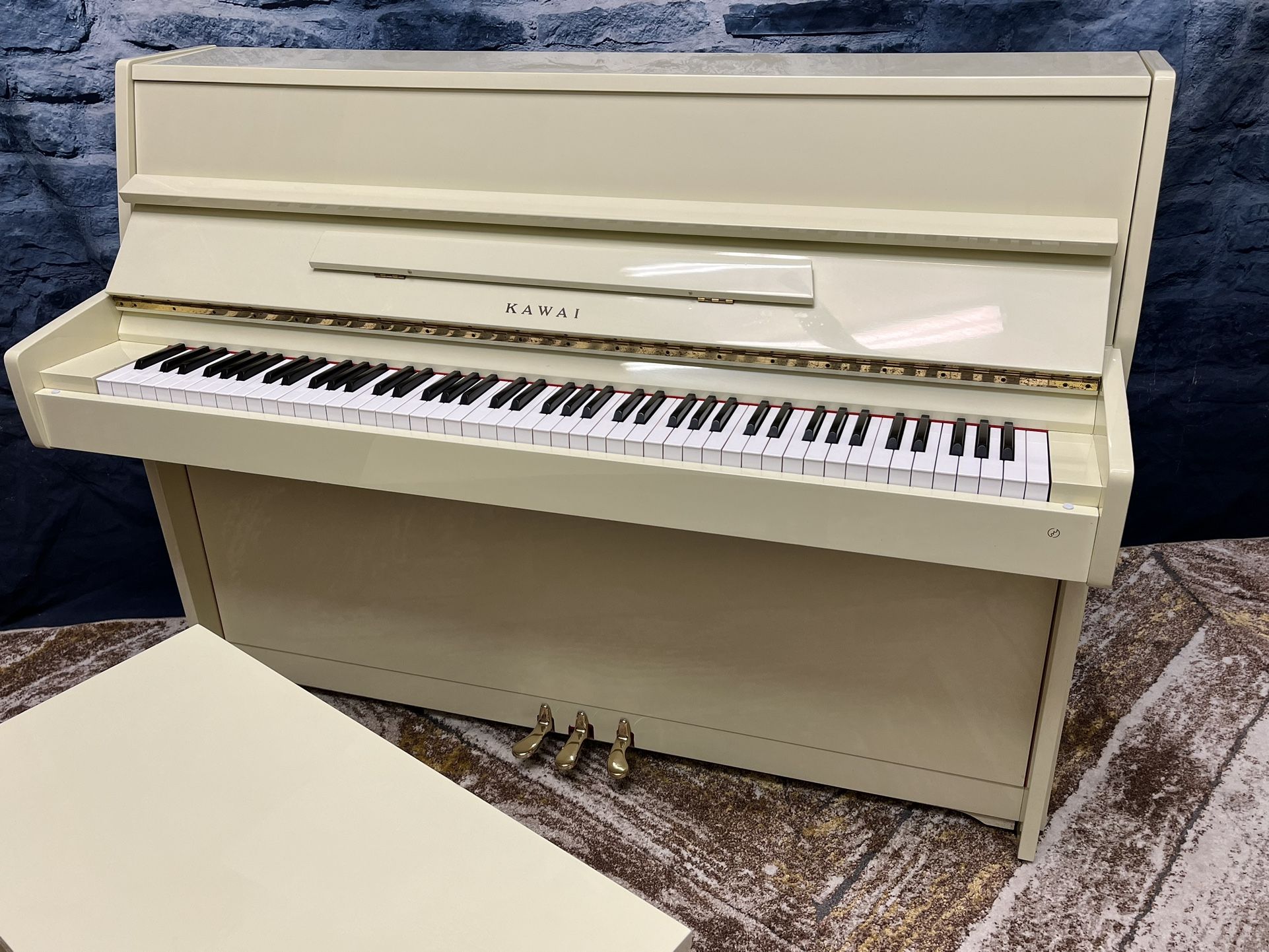Gorgeous Kawai piano excellent shape delivery available