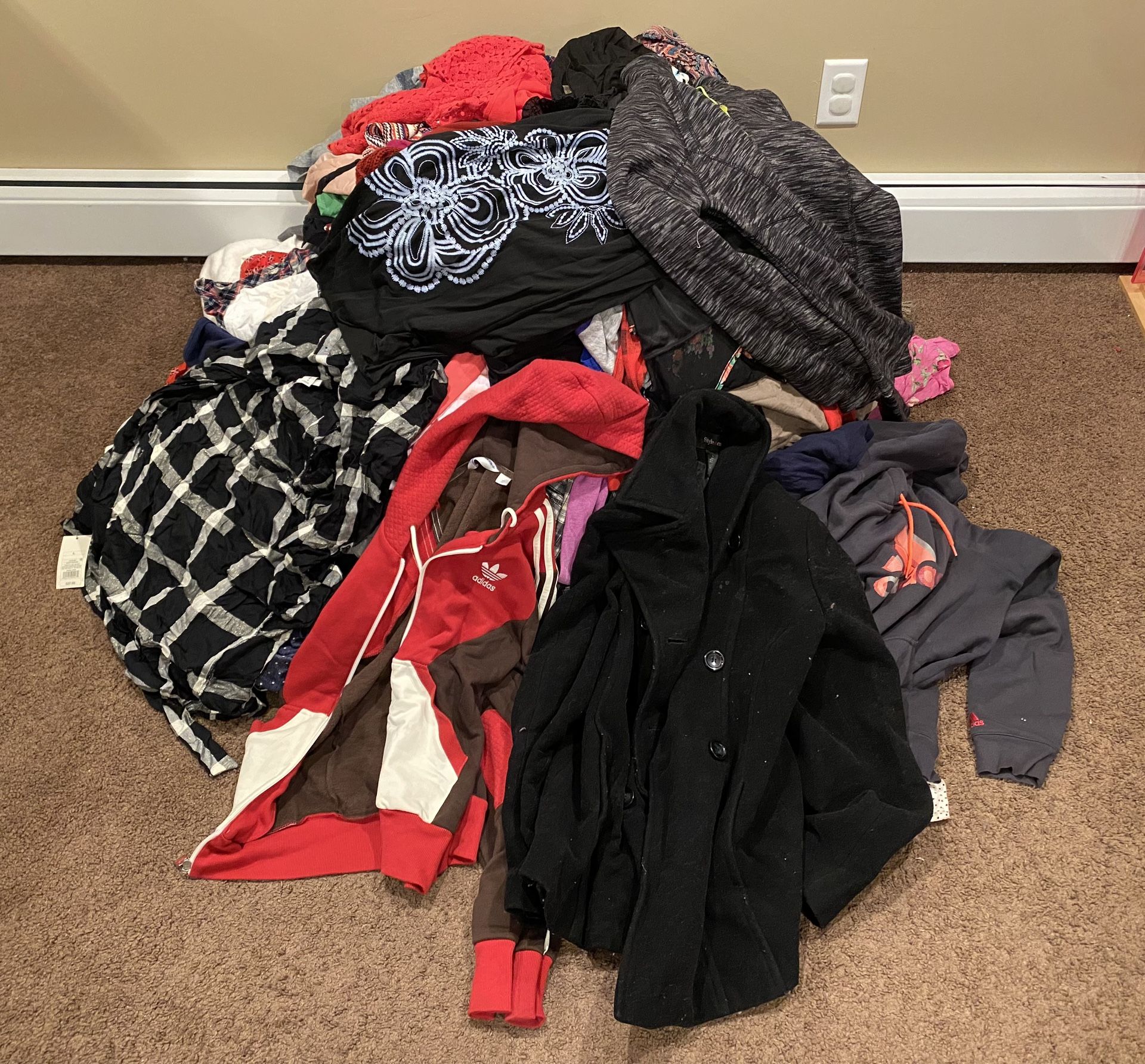 Women’s Clothing Bulk Lots - 200+ Items! - Tops/Bottoms