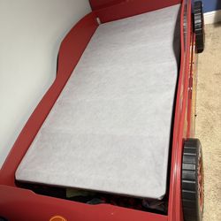 Disney/Pixar Cars Lightning Mcqueen Red Twin Car Bed