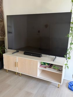 65” Samsung DU7200 Crystal UHD 4K TV and TV stand