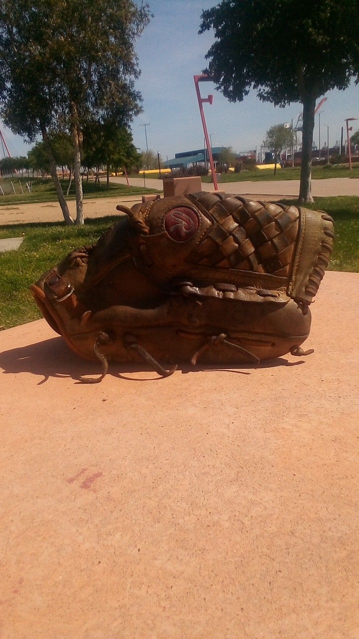 Rawlings Baseball Glove