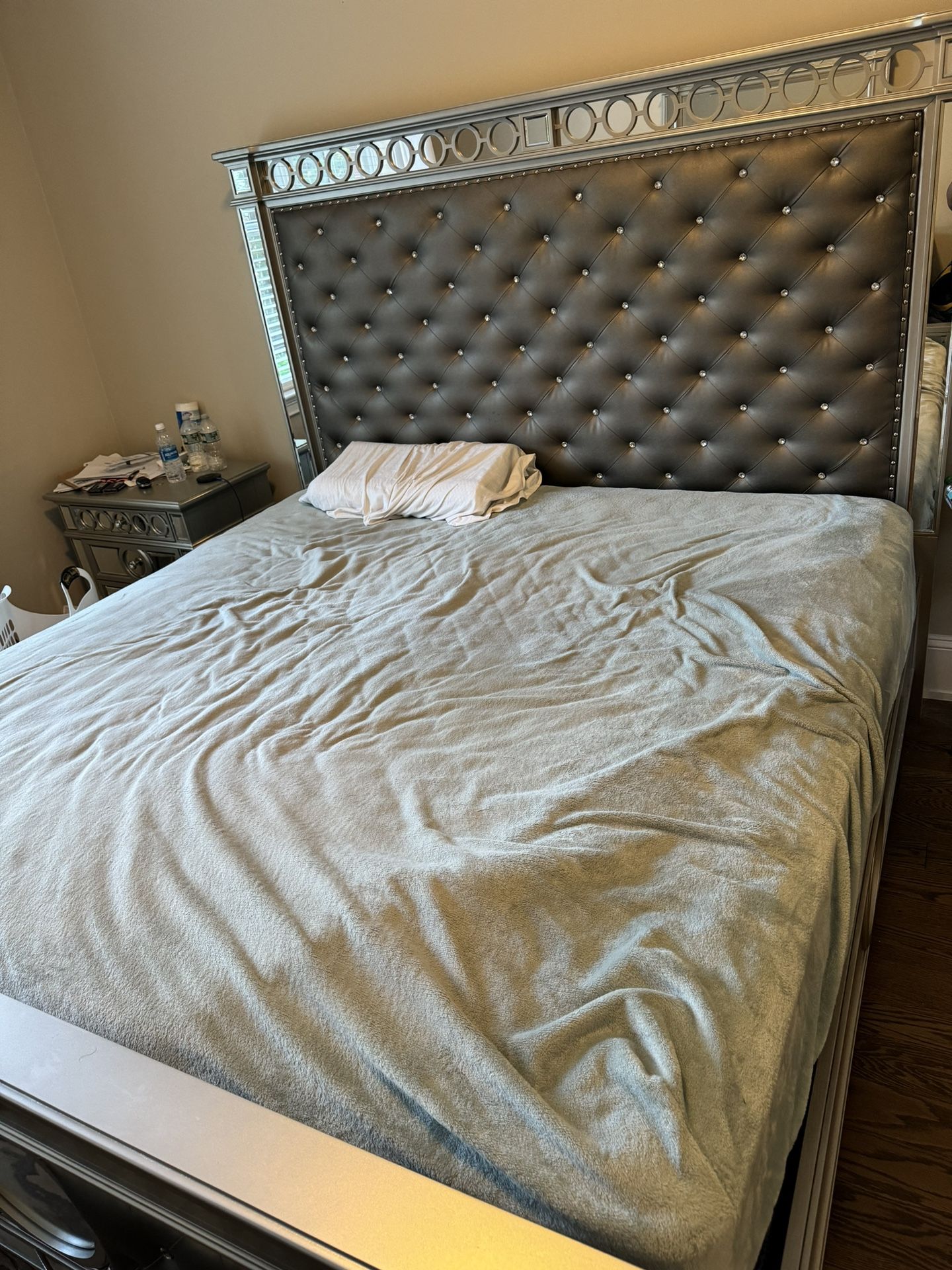 Varian mirrored silver finish wood grey Leather KING bedroom set