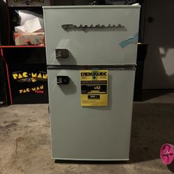 Mini fridge 