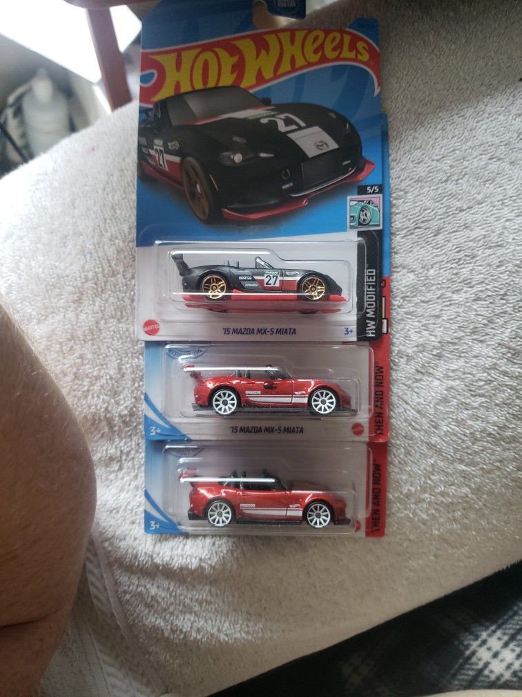 Hot wheel setup 3 Mazda MX5 meadows 1 black 1 and 2 red all new on car