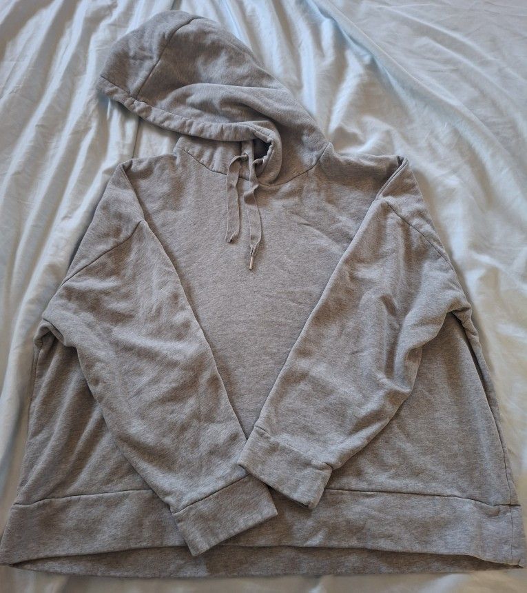 Cozy gray hooded sweatshirt with drawstrings. Perfect for casual wear. Banana Republic.