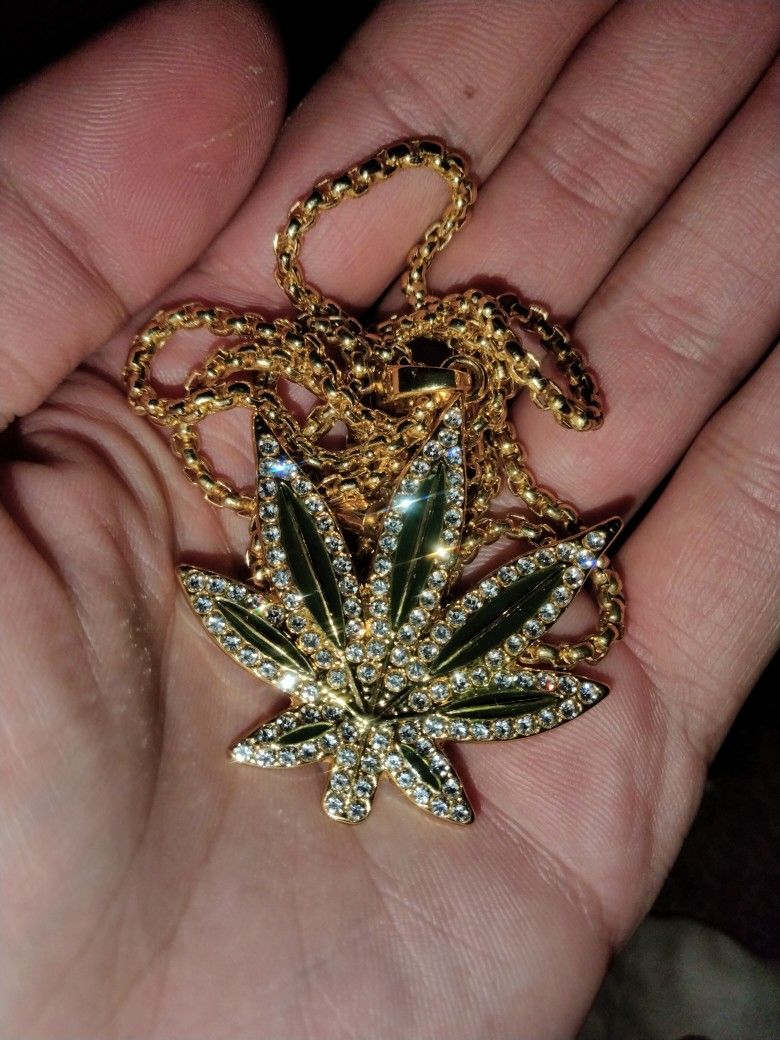 LEAF PENDANT WITH CHAIN (NEW)