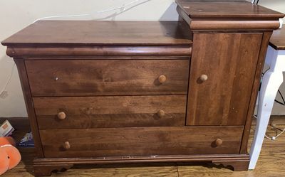 Dresser/ Changing Table