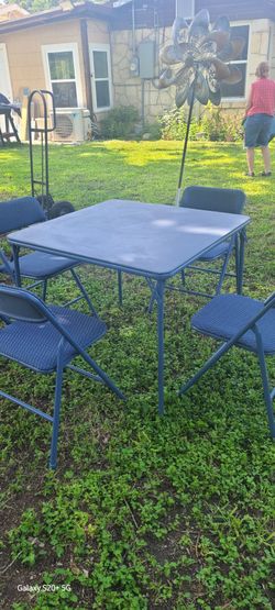 Padded folding card table w chairs