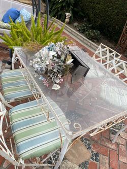 Shabby Cottage patio table with four chairs