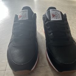 Reebok Womens Classic Leather Sneakers 100202969 Black White Size 9