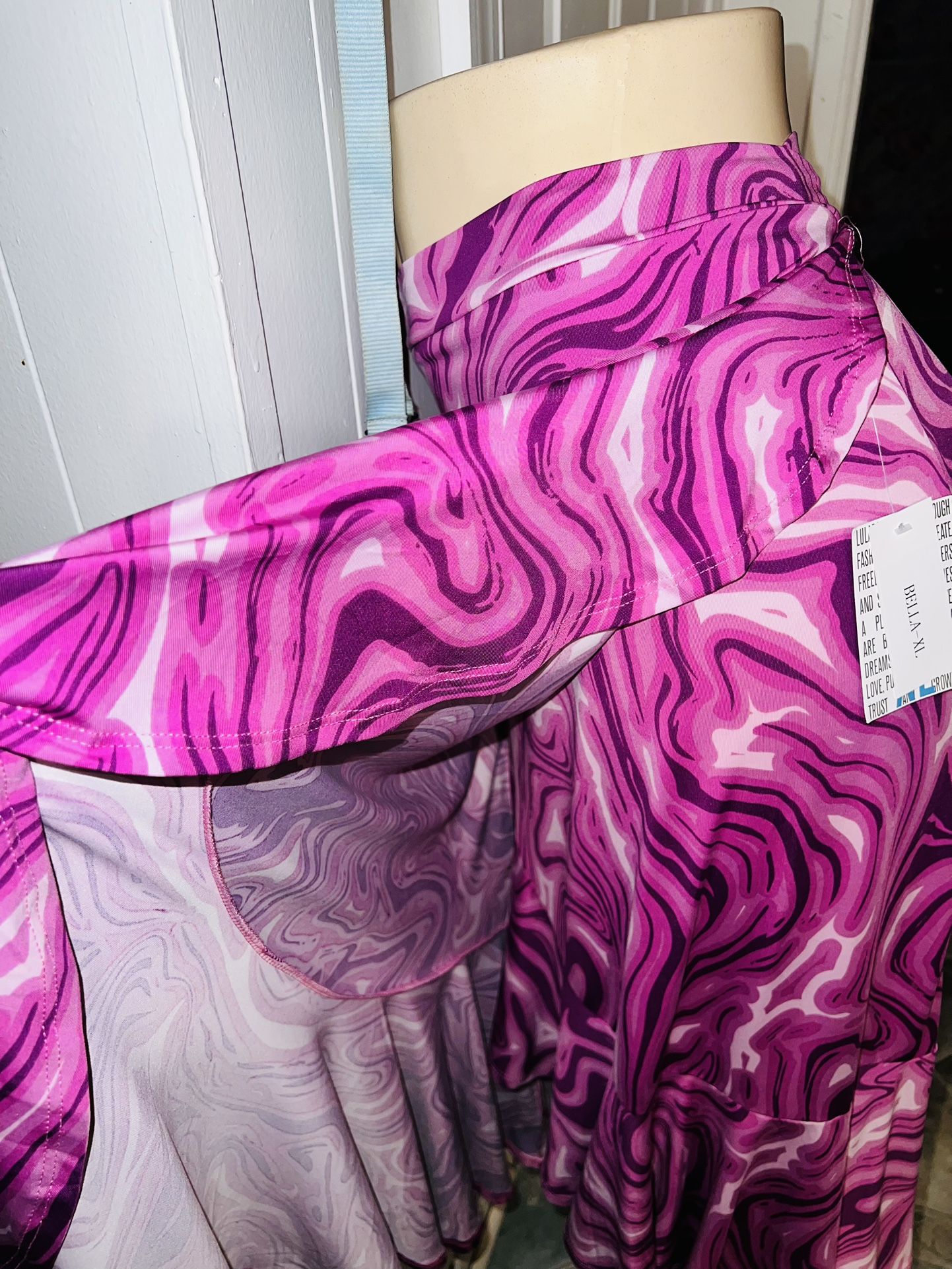 Beautiful women skirt size (X L) new never used only $10