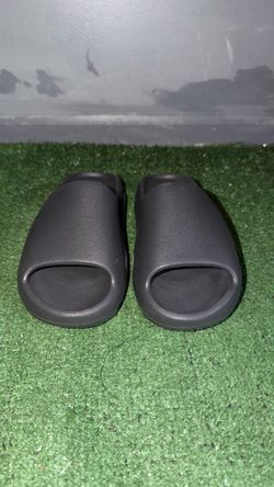 YEEZY SLIDE ONYX SIZE 8 MENS