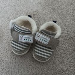Grey fleece shoes unisex shoes size 6 toddlers infant walker sneaker baby boy Ugg style shoes Comes from pet free smoke free home  Gentle used shoes. 