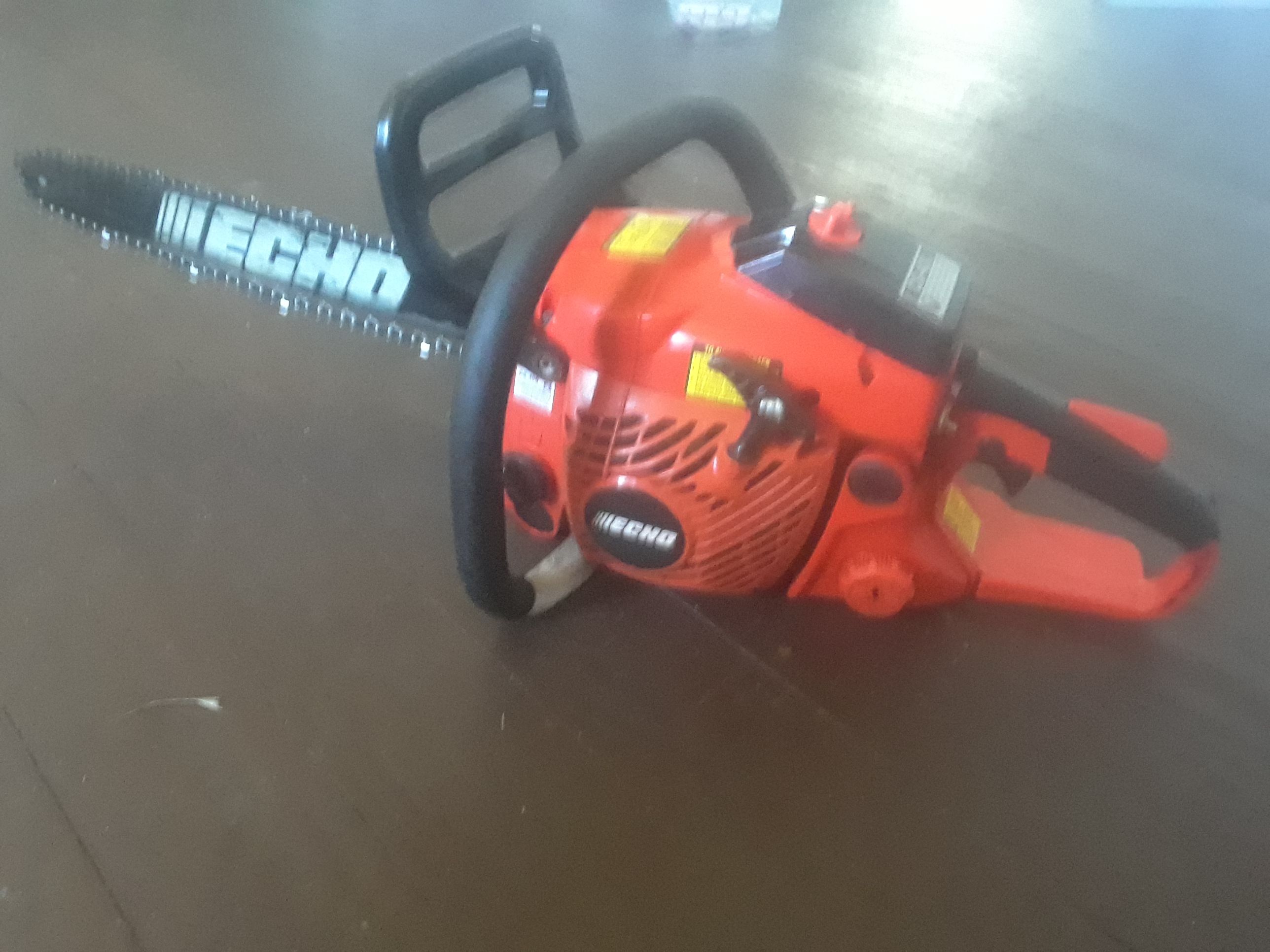 18 inch echo chainsaw like new!! Starts on first pull