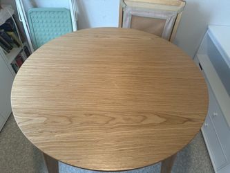 Modern round dining table