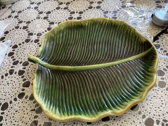 13” decorative ceramic tropical leaf platter/wall hanging made for Home Interiors & Gifts, often called a banana leaf or palm leaf serving tray.