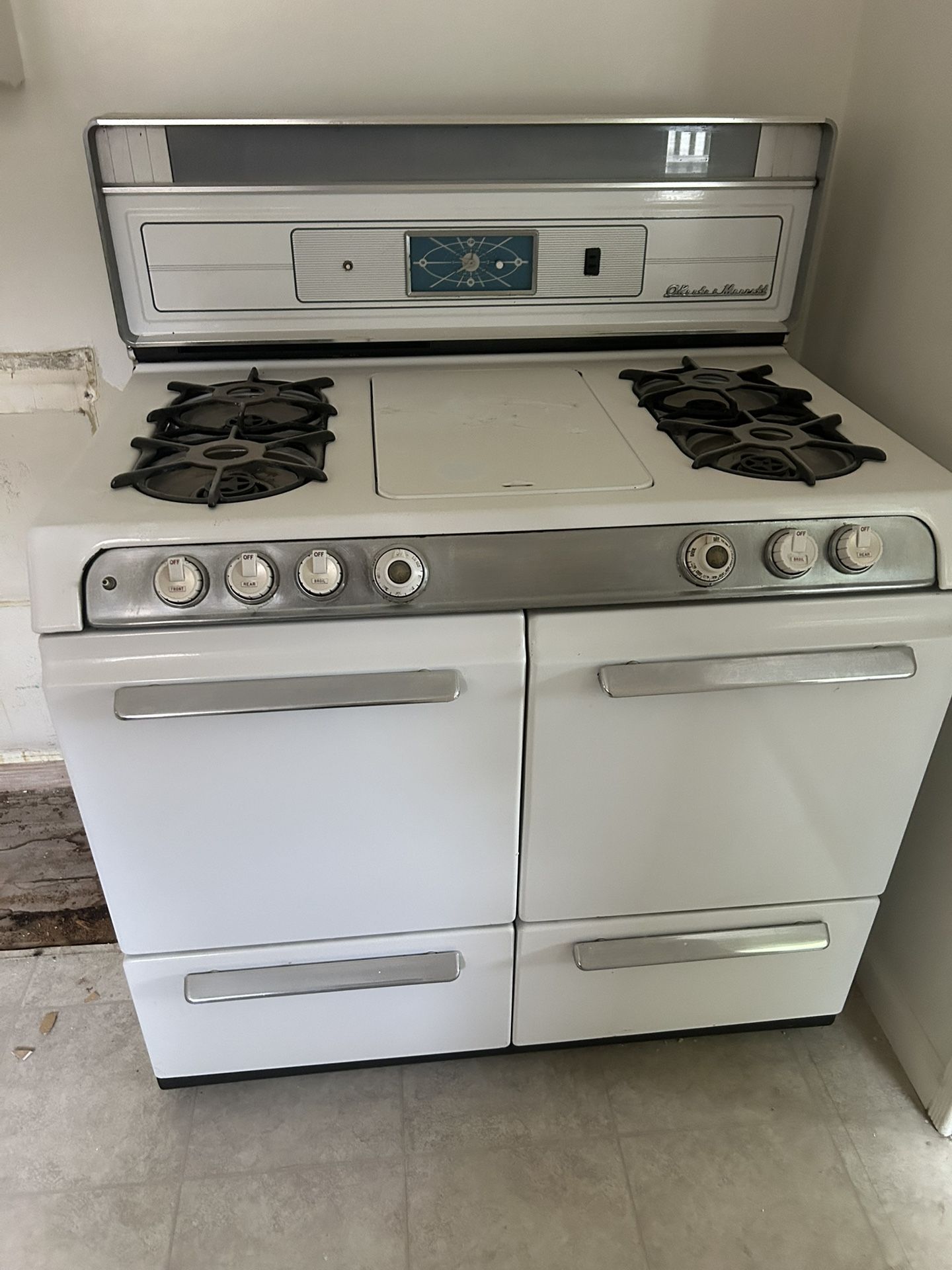 Okeefe & Merrit Antique Gas Stove