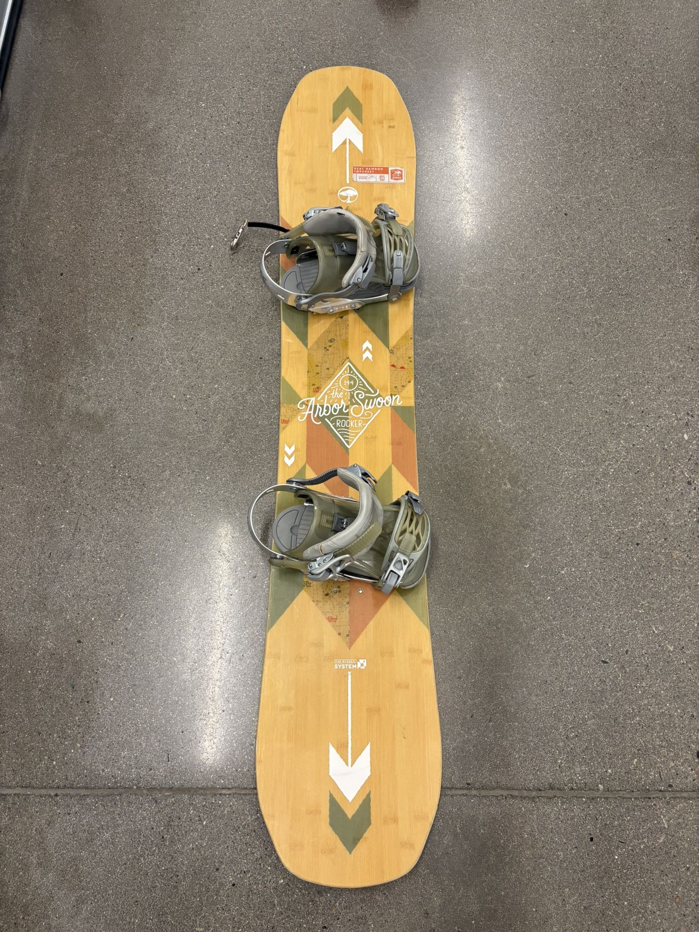 Arbor Swoon 144CM Woman’s Snowboard Includes Ride Bindings