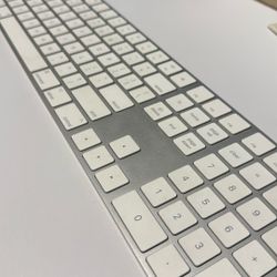 APPLE MAGIC KEYBOARD W/ Numeric Keypad