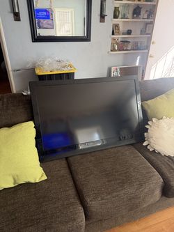 40’inch DYNEX flat screen tv w/ universal remote
