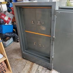 Commercial  Safe Around 700 lbs Smooth Combo Keys And Backups  