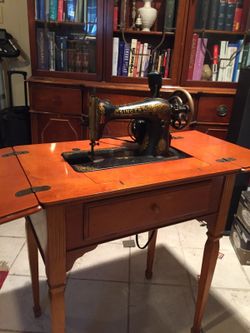 Singer 1925 sewing machine with light and folding table