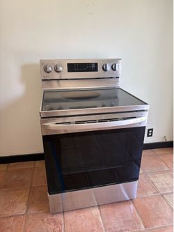LG 6.3 cu ft smart wi-fi enabled electric range with air fry / great condition