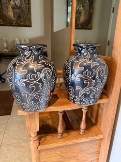 Set of 2 vases