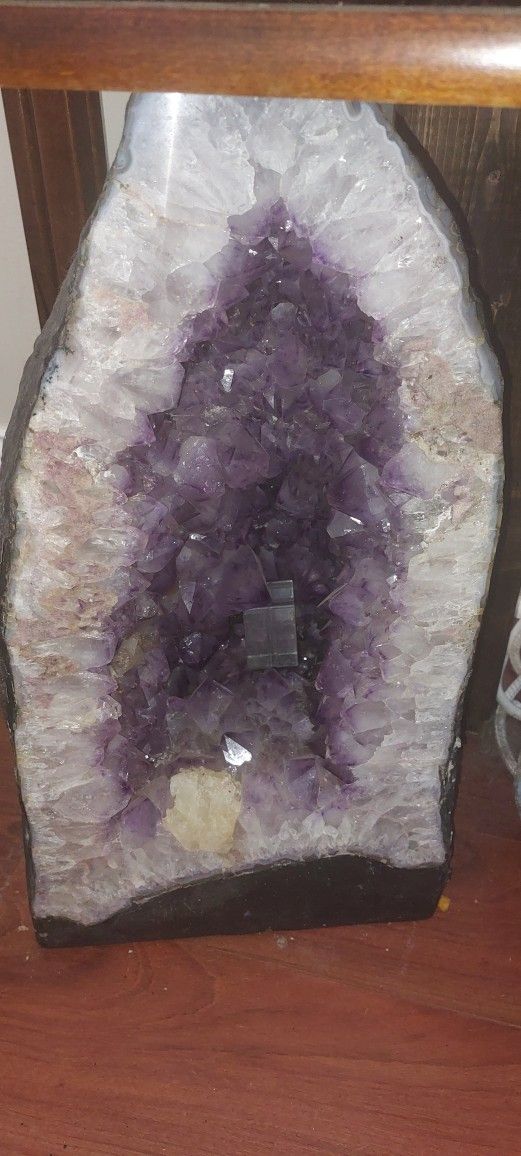 Amethys cathedral with white calcite.!!!