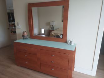 Dresser with 2 night tables