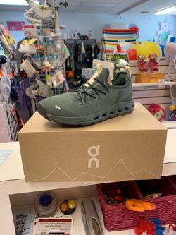 On cloud gray cloud, leap shoes NIB (size 3Y)