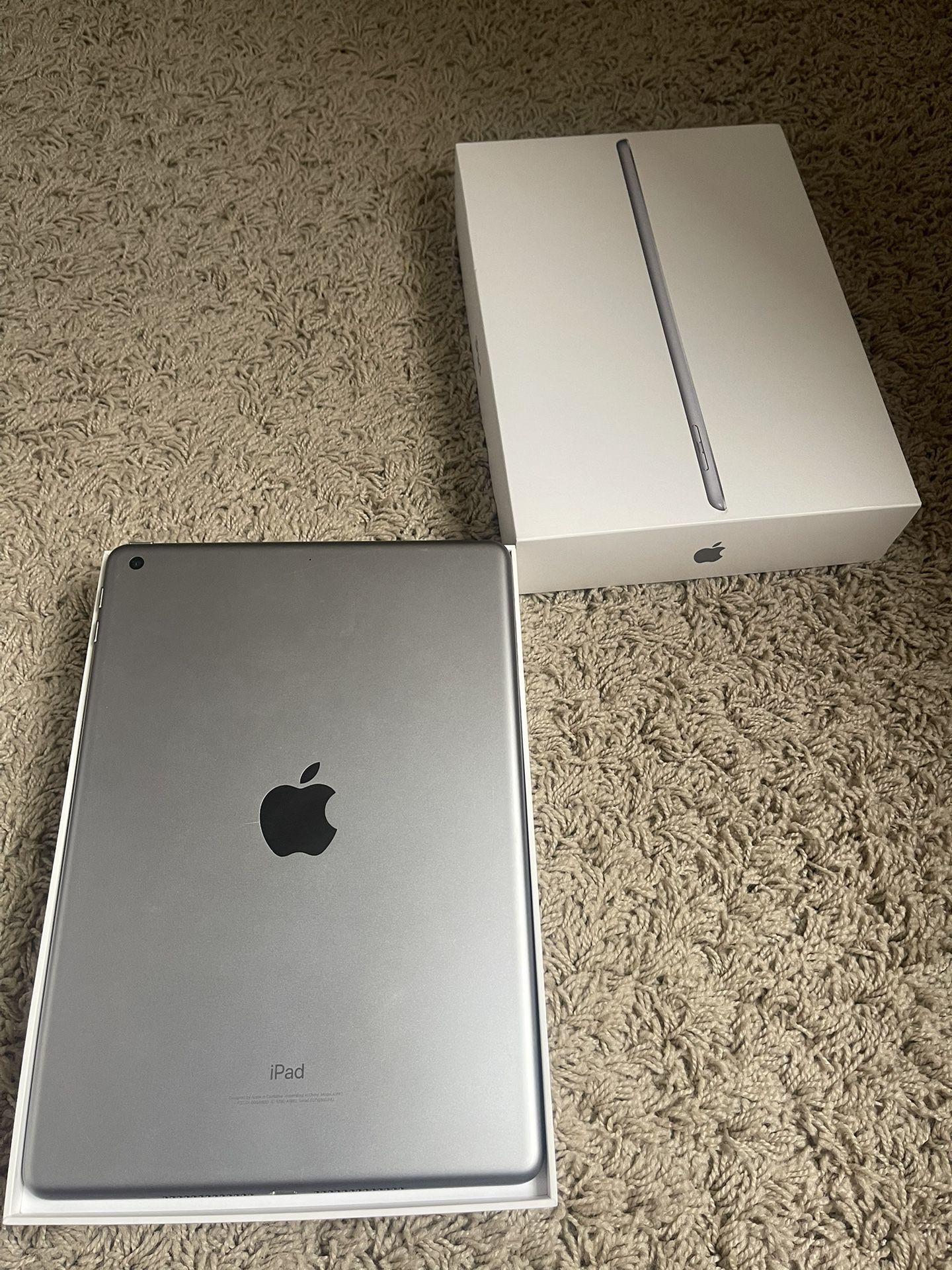 iPad Apple *FOR PARTS *6th gen with box 32GB 
