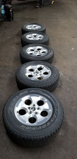 Jeep Wrangler Sahara wheels and tires