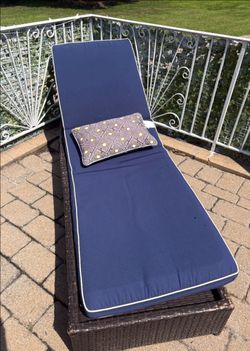 Wicker chaise lounge