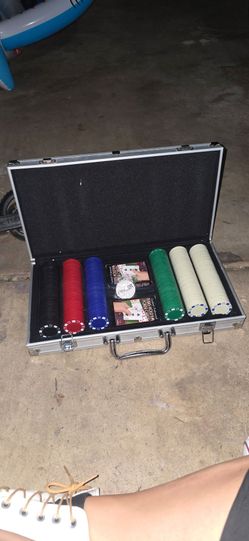 200 Poker Chip Set & 2 Texas Hold 'Em Card Decks