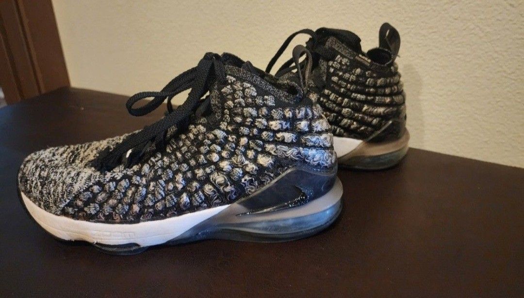 Nike Jebron James. Size US 5Y, UK 4,5, EUR 37,5, cm 23,5. Very good condition.