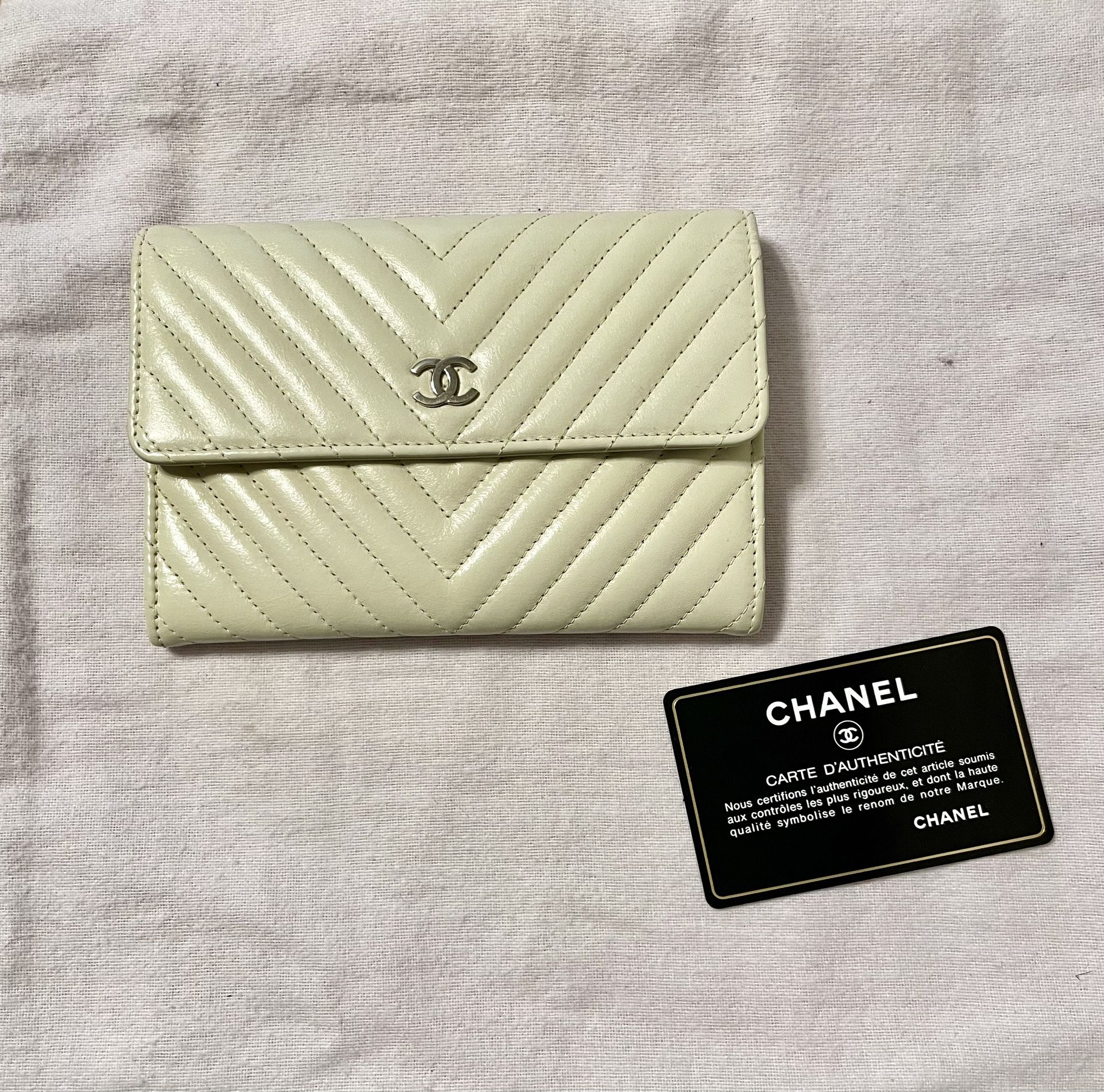 CHANEL V Clutch / Wallet on Chain