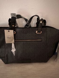 Cartera color negro y gris.