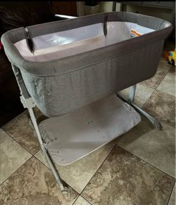 Baby rolling crib