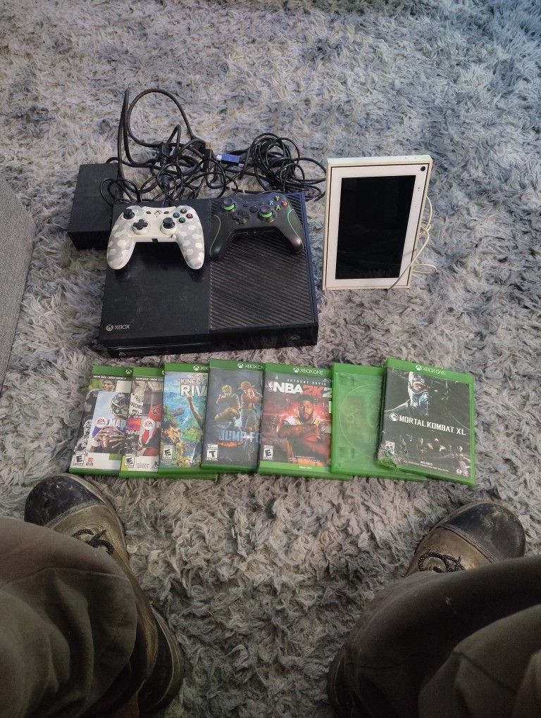 X BOX ONE 2 CONTROLLERS 7 GAMES AND FACEBOOK PORTAL