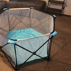 Regalo 6-Panel Portable Play Yard 