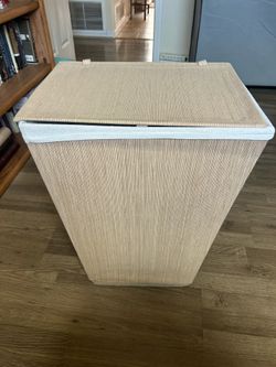 Lined laundry basket