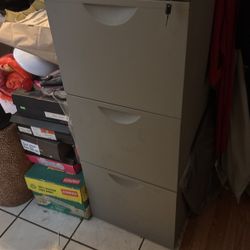 File Cabinet 3 Drawer With (2) Keys