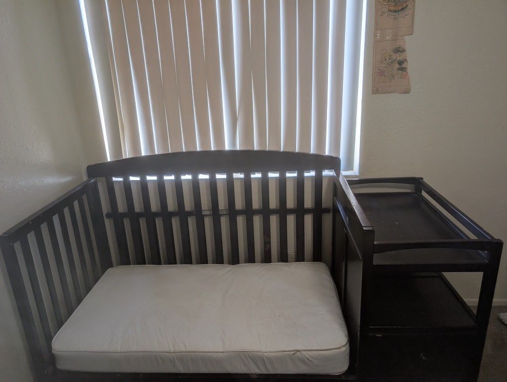 4 In 1 Crib / Toddler Bed And Changing Table