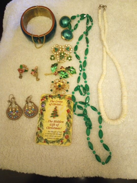 Vintage Jewelry. Puka Necklace