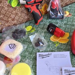 Milwaukee
M12 12V Lithium-Ion Cordless Variable Speed Polisher/Sander Kit W/(2) M12 Batteries, Accessories, Charger & Tool Bag