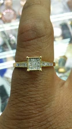 14K GOLD Engagement ring 1.5 grams. 50 ct diamonds