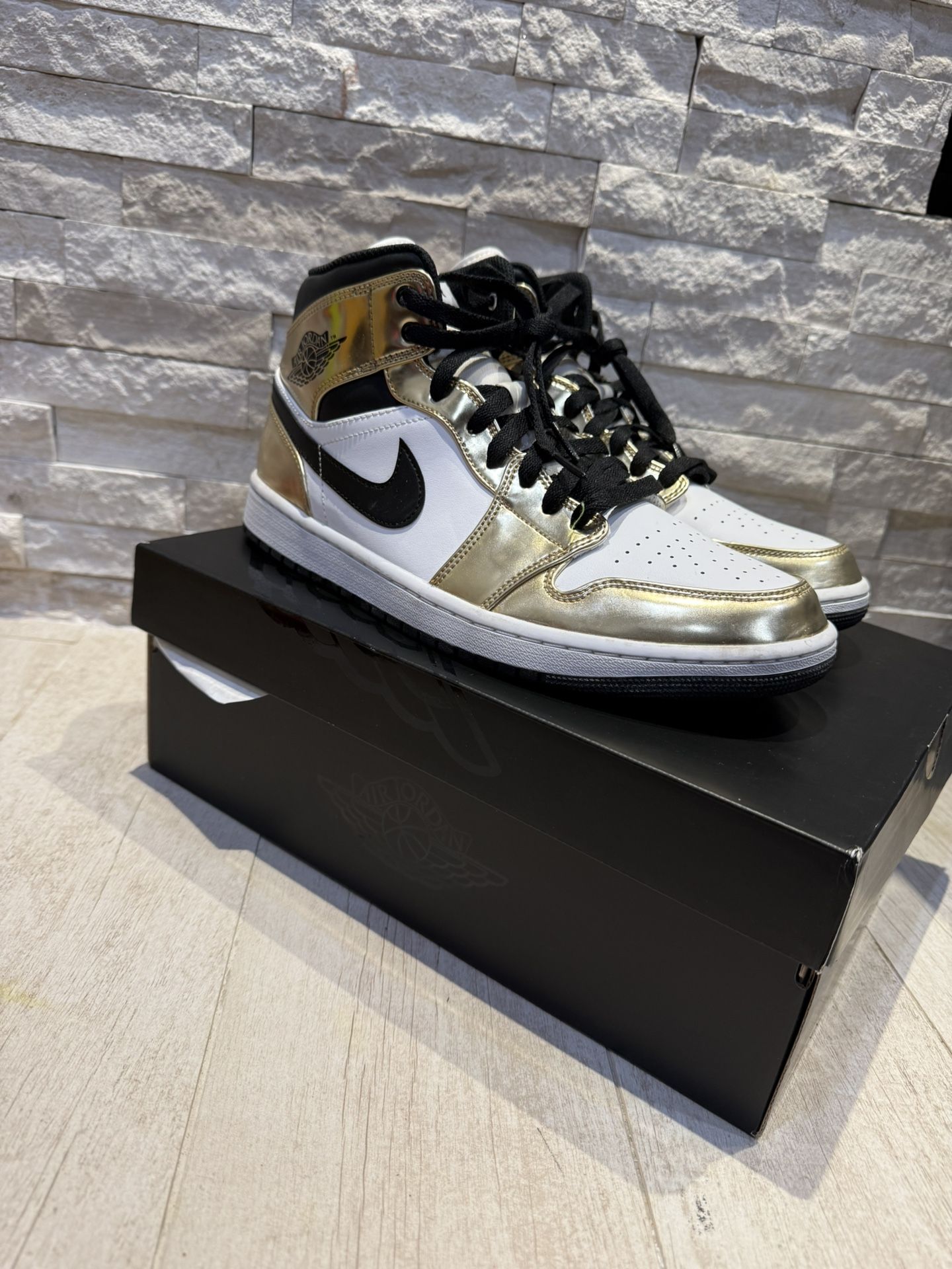 Nike Air Jordan 1 Mid SE Metallic Gold Trainers